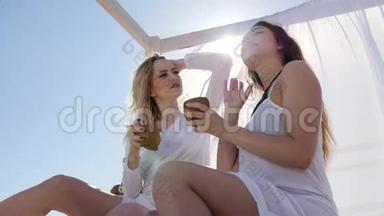 夏日，阳光明媚的女孩，阳光`阳光，女朋友从椰子壳喝热带鸡尾酒，